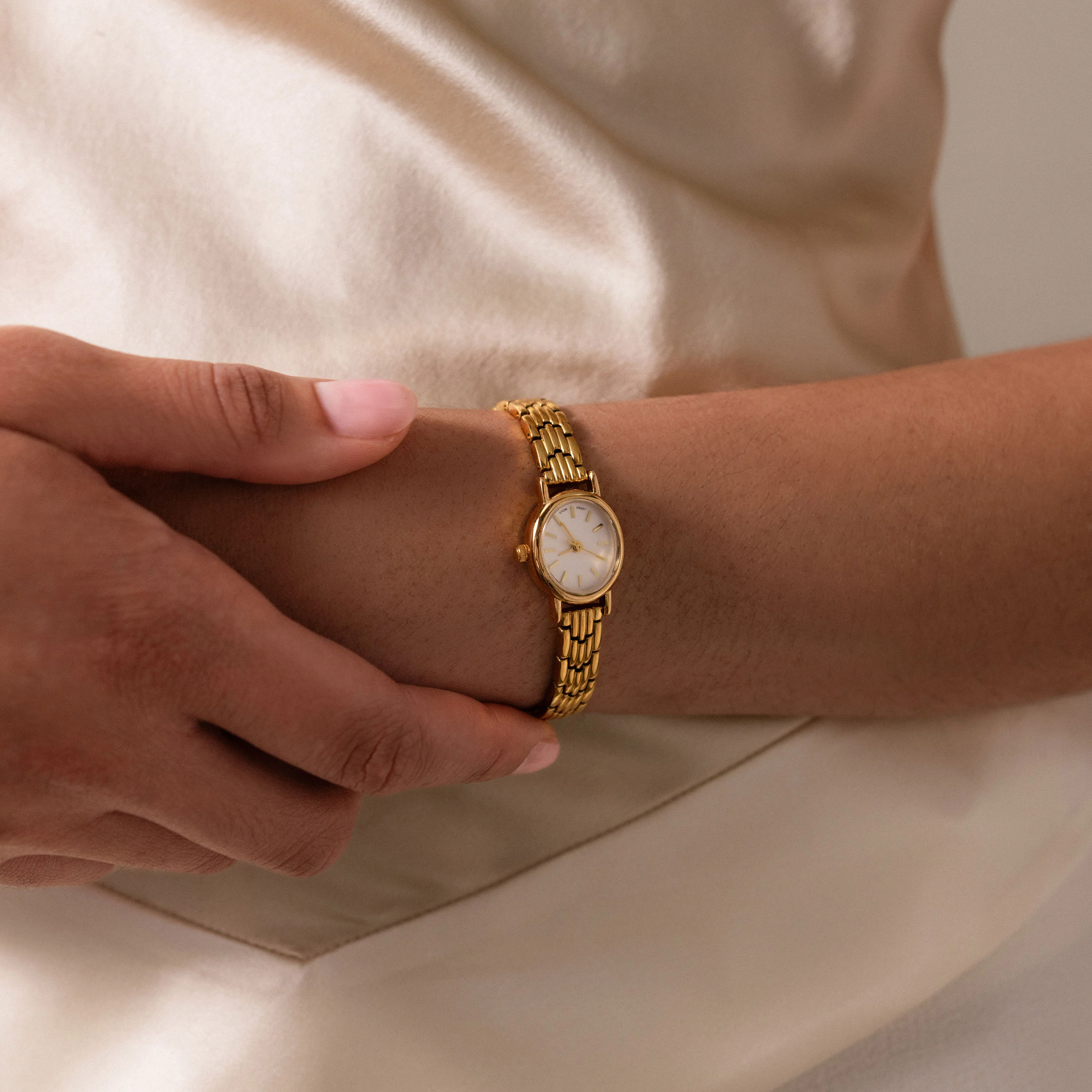 Balance Oval Link Timepiece in 18K Gold - Image 2